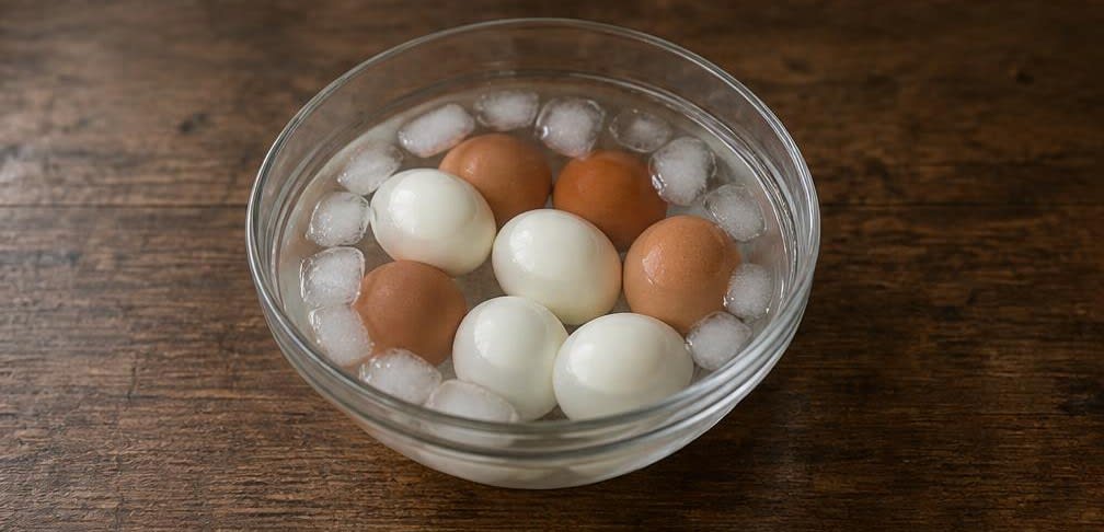 Klassische Oeufs Mayonnaise – Zubereitung Schritt für Schritt – Eier abschrecken und schälen