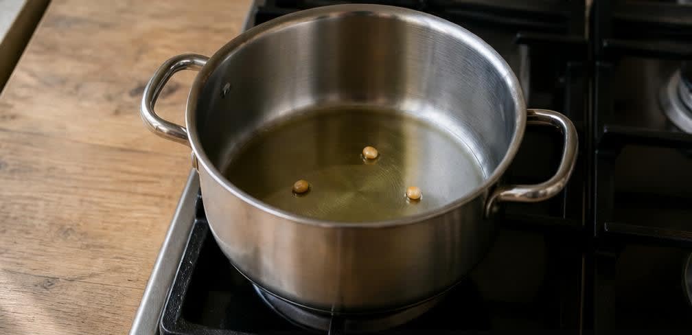 Knuspriges Topf-Popcorn in Rapsöl – Zubereitung Schritt für Schritt – Öl erwärmen und Testmais