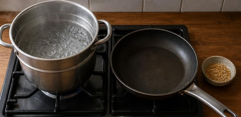 Japanisch gedämpfte Erbsen mit Knoblauch-Olivenöl – Zubereitung Schritt für Schritt – Wasser kochen, Sesam rösten