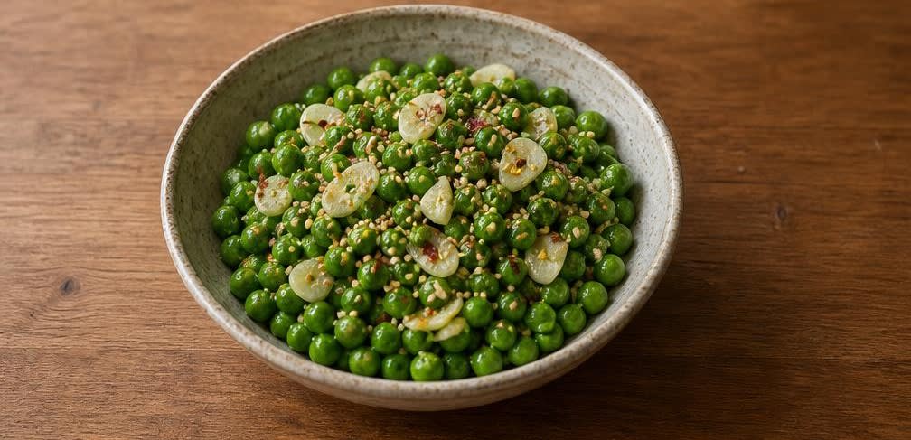 Japanisch gedämpfte Erbsen mit Knoblauch-Olivenöl – Zubereitung Schritt für Schritt – Mischen und Anrichten