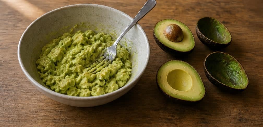 Knusprige Maistortilla-Chips mit frischer Guacamole – Zubereitung Schritt für Schritt – Avocado zerdrücken
