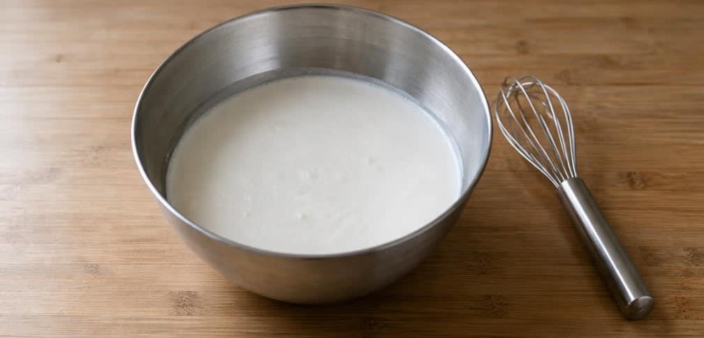 Cremiger Magerquark mit Banane und Leinsamen – Zubereitung Schritt für Schritt – Quark und Milch verrühren