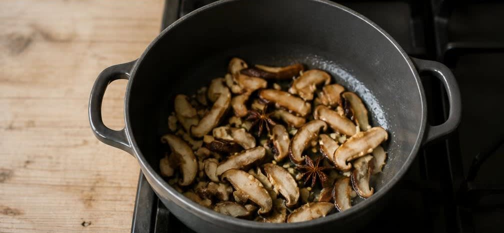 Vietnamesische Frühstücks-Reisnudelsuppe mit Pak Choi und Shiitake – Zubereitung Schritt für Schritt – Shiitake mitbraten