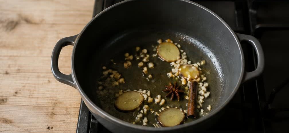 Vietnamesische Frühstücks-Reisnudelsuppe mit Pak Choi und Shiitake – Zubereitung Schritt für Schritt – Gewürze anrösten