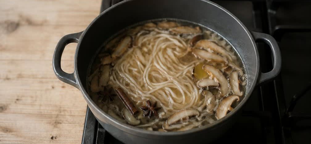 Vietnamesische Frühstücks-Reisnudelsuppe mit Pak Choi und Shiitake – Zubereitung Schritt für Schritt – Reisnudeln garen