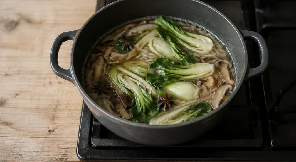 Vietnamesische Frühstücks-Reisnudelsuppe mit Pak Choi und Shiitake – Zubereitung Schritt für Schritt – Pak Choi hinzufügen