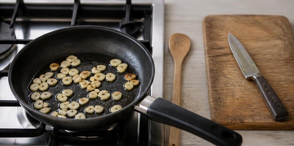 Orientalischer Bohnen-Aufstrich mit Röstknoblauch auf Vollkornbrot – Zubereitung Schritt für Schritt – Knoblauch rösten