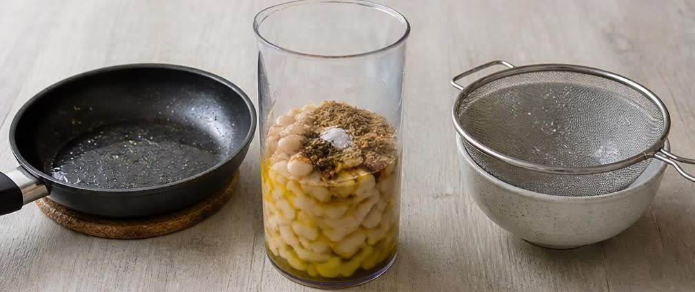 Orientalischer Bohnen-Aufstrich mit Röstknoblauch auf Vollkornbrot – Zubereitung Schritt für Schritt – Aufstrich-Zutaten mischen