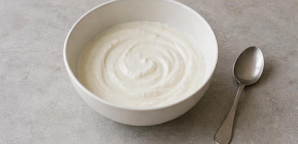 Orientalischer Naturjoghurt mit gewürzten Kirschen und Haselnüssen – Zubereitung Schritt für Schritt – Joghurt vorbereiten