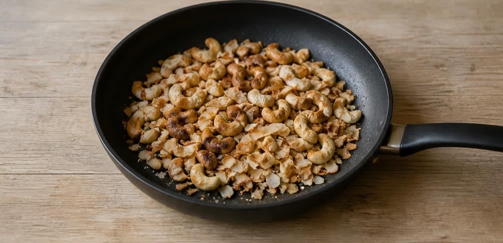 Brasilianische Papaya-Schale mit Kokos und Limette – Zubereitung Schritt für Schritt – Cashews und Kokosrösten