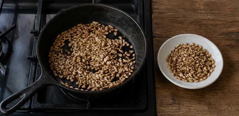 Mexikanischer Amaranth-Brei mit Aprikosen und Sonnenblumenkernen – Zubereitung Schritt für Schritt – Sonnenblumenkerne rösten