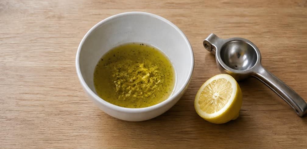 Pochiertes Ei auf Rucola und Vollkornbrot – Zubereitung Schritt für Schritt – Vinaigrette mischen