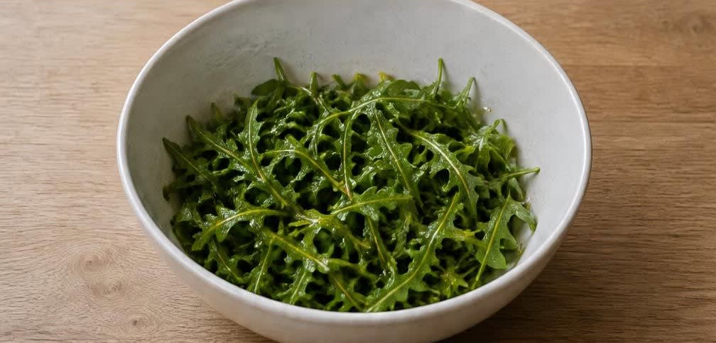 Pochiertes Ei auf Rucola und Vollkornbrot – Zubereitung Schritt für Schritt – Rucola marinieren