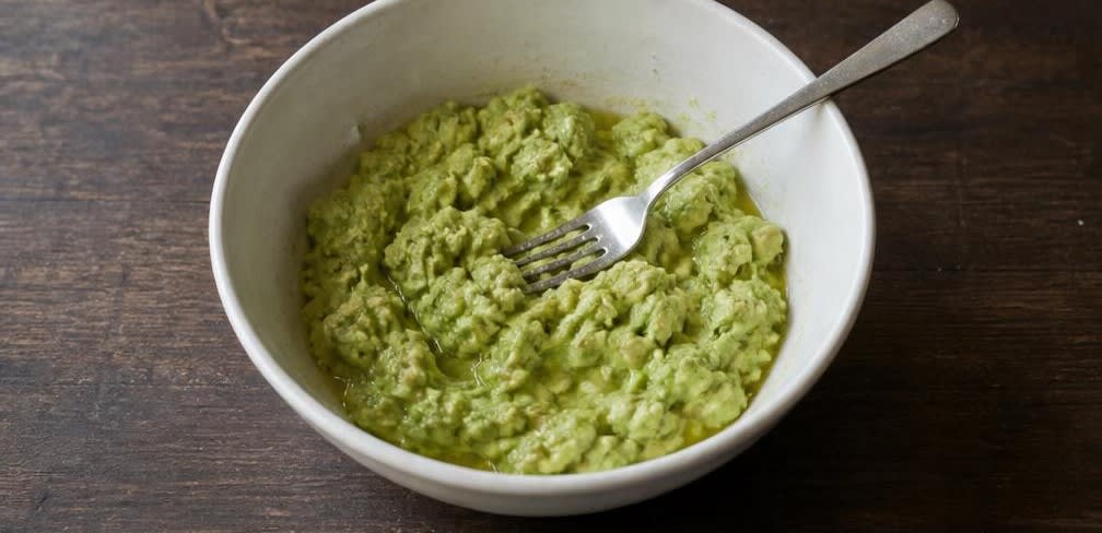 Gestampfte Avocado mit Tomaten auf knusprigem Vollkornbrot – Zubereitung Schritt für Schritt – Avocadomasse herstellen