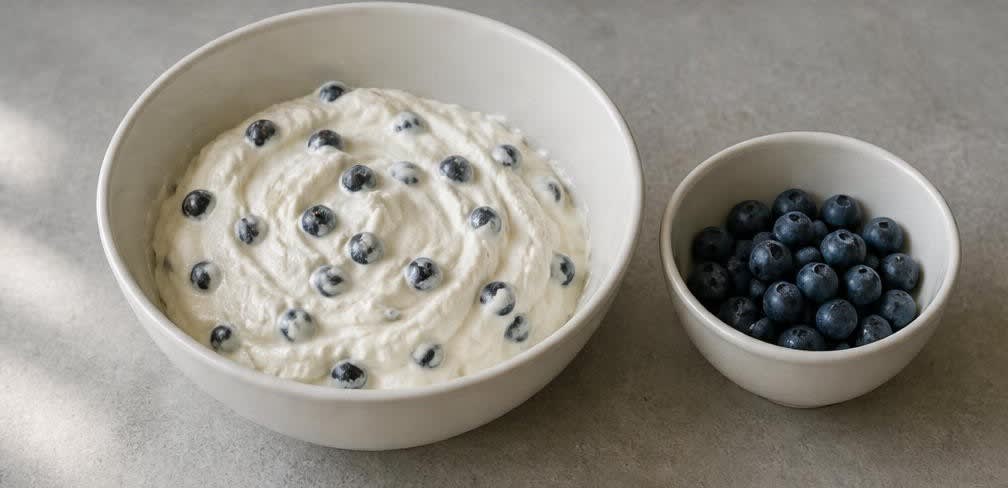 Luftige Quark-Creme mit Knusper-Hafer und Blaubeeren – Zubereitung Schritt für Schritt – Blaubeeren unterheben