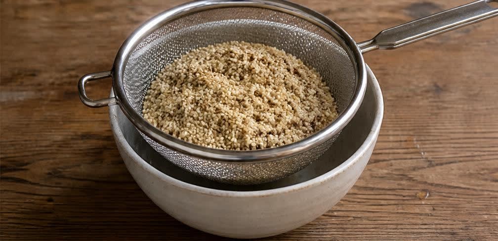 Warmes Quinoa-Müsli mit Apfel und Walnüssen – Zubereitung Schritt für Schritt – Quinoa abspülen