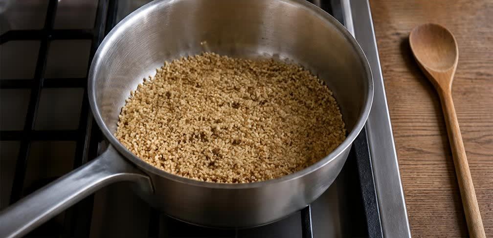 Warmes Quinoa-Müsli mit Apfel und Walnüssen – Zubereitung Schritt für Schritt – Quinoa anrösten