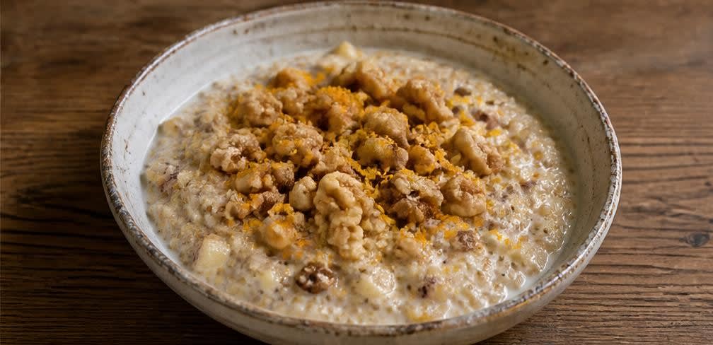 Warmes Quinoa-Müsli mit Apfel und Walnüssen – Zubereitung Schritt für Schritt – Anrichten