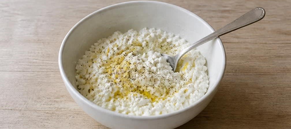 Skandinavische Hüttenkäse-Bowl mit Radieschen und Gurke – Zubereitung Schritt für Schritt – Hüttenkäse-Masse herstellen