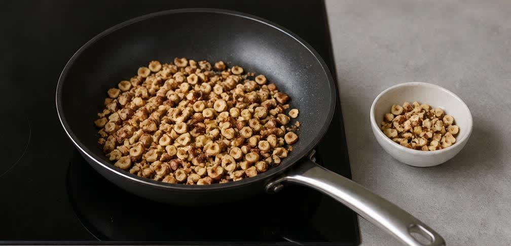 Cremiger Polenta-Brei mit Zimt-Pflaumen und gerösteten Haselnüssen – Zubereitung Schritt für Schritt – Haselnüsse rösten
