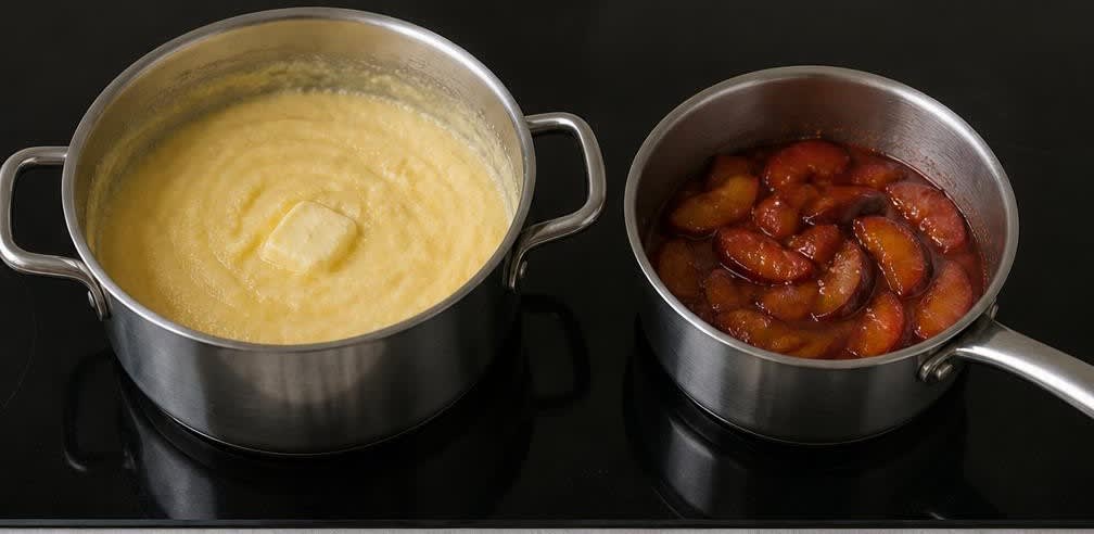 Cremiger Polenta-Brei mit Zimt-Pflaumen und gerösteten Haselnüssen – Zubereitung Schritt für Schritt – Polenta und Pflaumen garen