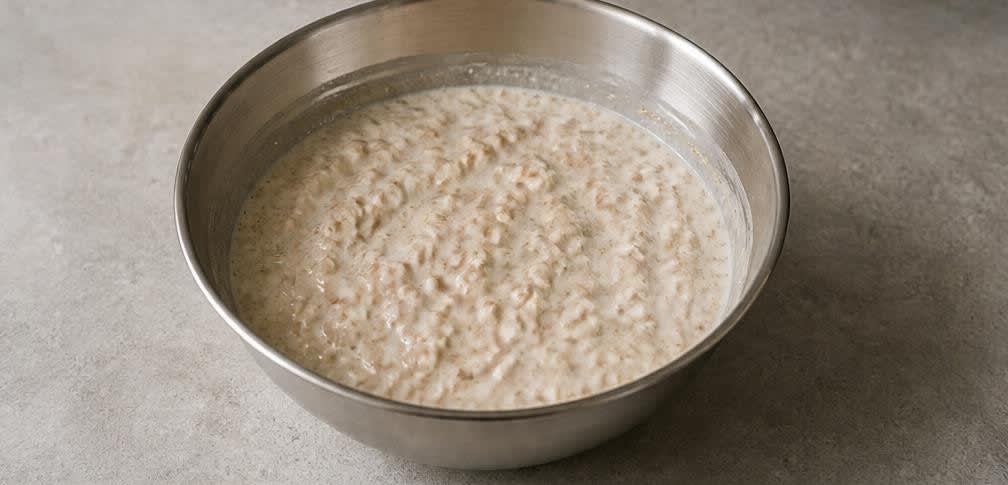 Hafer-Müsli mit Aprikosen und Sonnenblumenkernen – Zubereitung Schritt für Schritt – Müsli quellen lassen