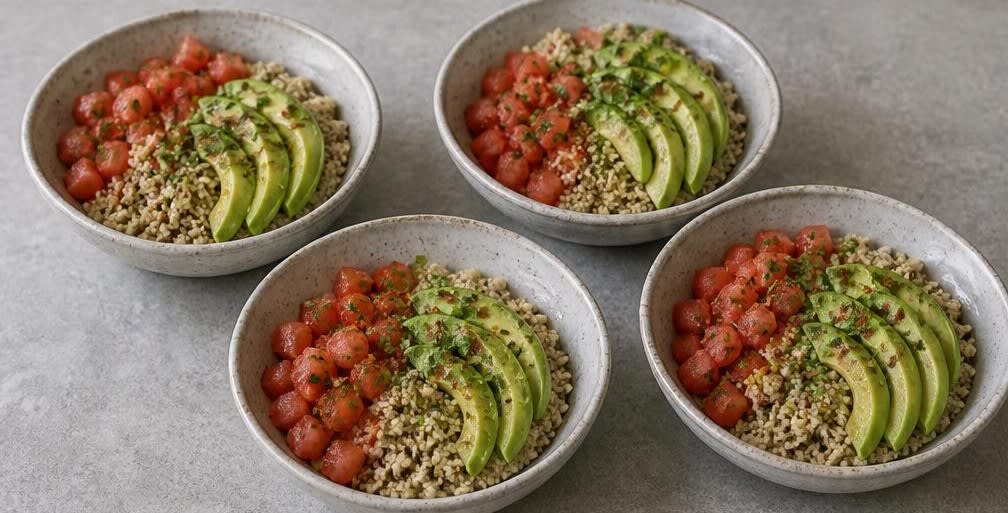 Peruanische Quinoa-Frühstücks-Bowl mit Avocado und Tomaten – Zubereitung Schritt für Schritt – Anrichten