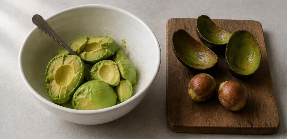 Cremiges Avocado-Toast auf knusprigem Roggenbrot – Zubereitung Schritt für Schritt – Avocado vorbereiten