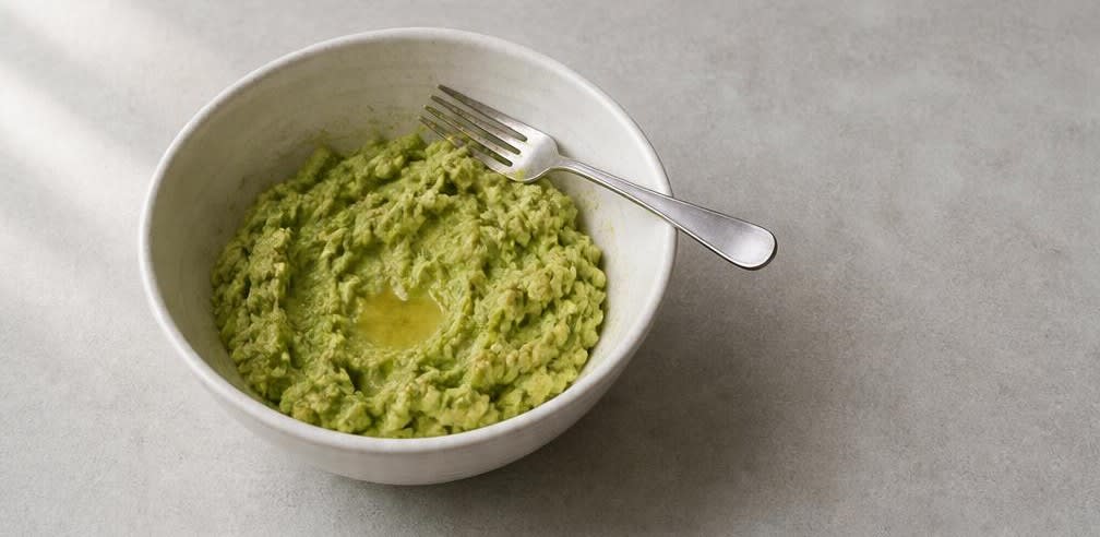 Cremiges Avocado-Toast auf knusprigem Roggenbrot – Zubereitung Schritt für Schritt – Avocadomasse zerdrücken
