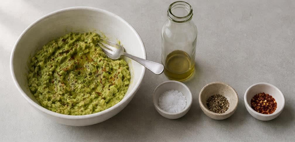 Cremiges Avocado-Toast auf knusprigem Roggenbrot – Zubereitung Schritt für Schritt – Avocadomasse abschmecken