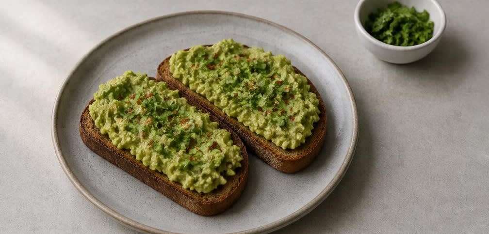 Cremiges Avocado-Toast auf knusprigem Roggenbrot – Zubereitung Schritt für Schritt – Anrichten