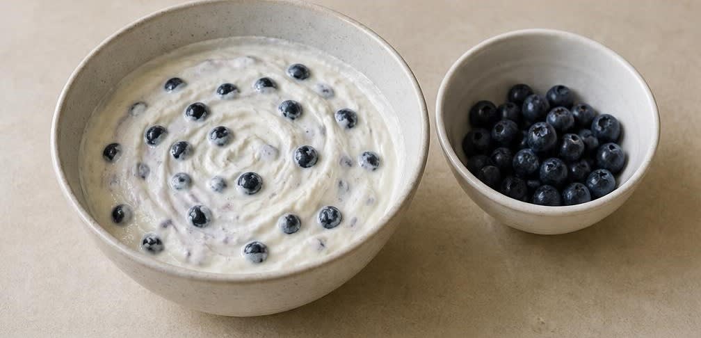 Cremiger Magerquark mit frischen Blaubeeren und Knuspermandeln – Zubereitung Schritt für Schritt – Blaubeeren unterheben