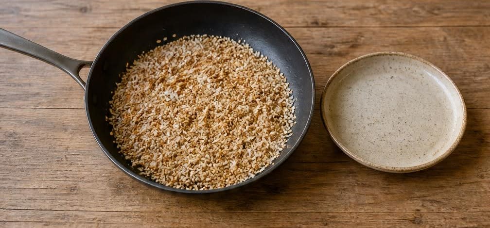 Vietnamesische Bananen-Kokos-Suppe mit geröstetem Sesam – Zubereitung Schritt für Schritt – Sesam und Kokos rösten