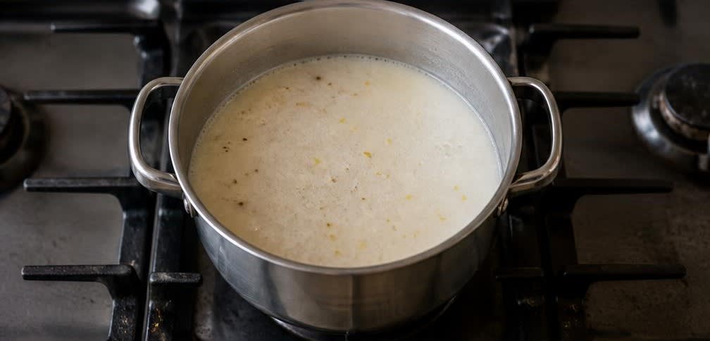 Vietnamesische Bananen-Kokos-Suppe mit geröstetem Sesam – Zubereitung Schritt für Schritt – Kokosmilch erwärmen