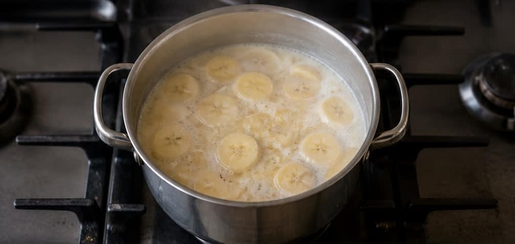 Vietnamesische Bananen-Kokos-Suppe mit geröstetem Sesam – Zubereitung Schritt für Schritt – Bananen ziehen lassen
