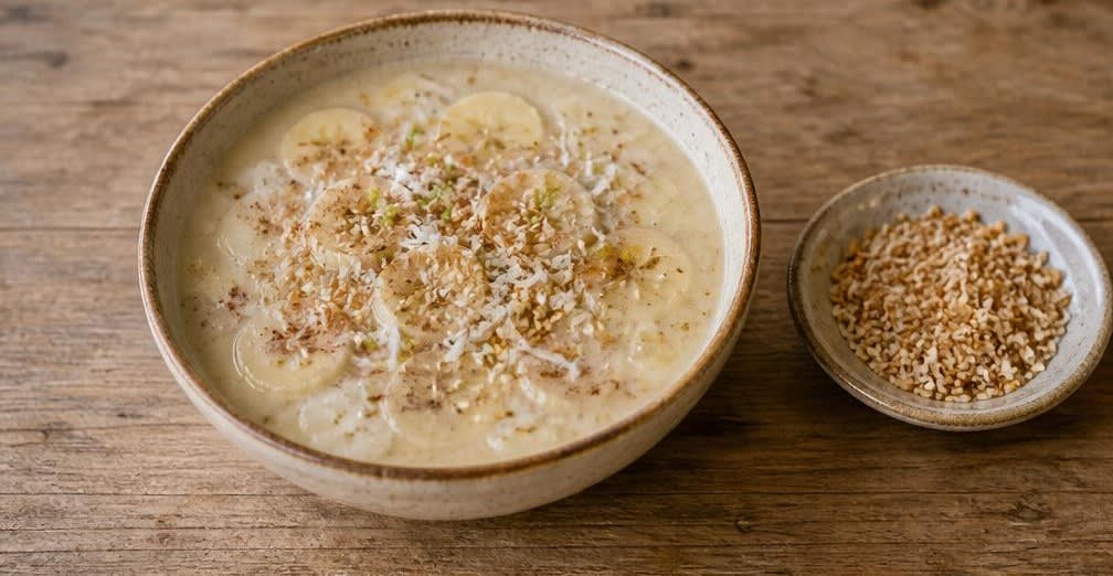 Vietnamesische Bananen-Kokos-Suppe mit geröstetem Sesam – Zubereitung Schritt für Schritt – Anrichten
