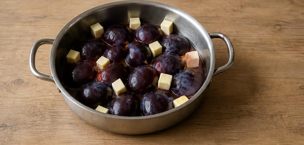 Skandinavisch gedämpfte Pflaumen mit gerösteten Haselnüssen – Zubereitung Schritt für Schritt – Pflaumen und Butter vorbereiten