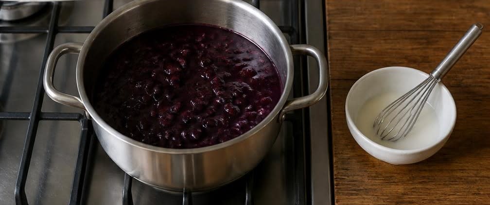 Skandinavische Blaubeer-Kaltschale mit gerösteten Mandeln – Zubereitung Schritt für Schritt – Andicken