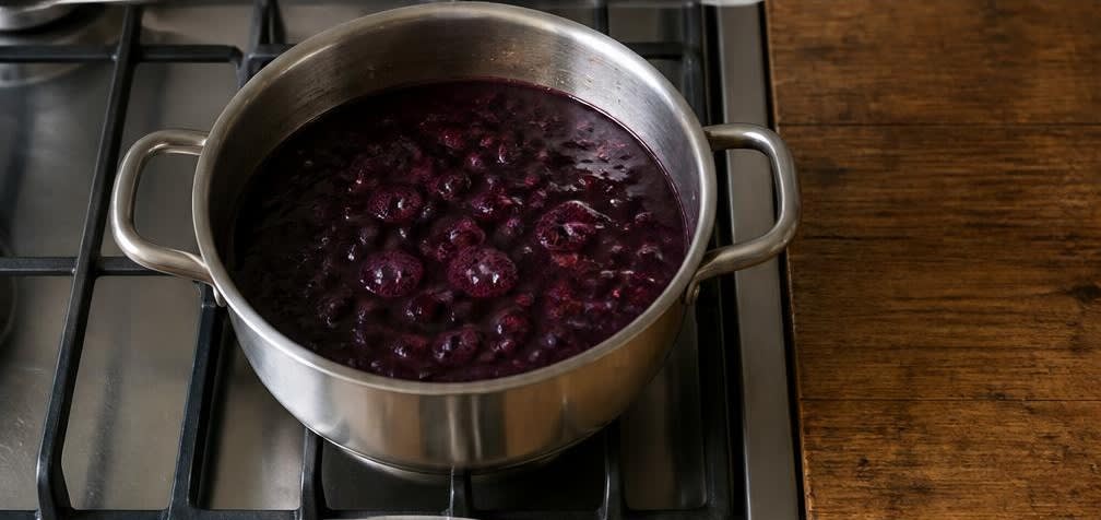 Skandinavische Blaubeer-Kaltschale mit gerösteten Mandeln – Zubereitung Schritt für Schritt – Kaltschale erwärmen