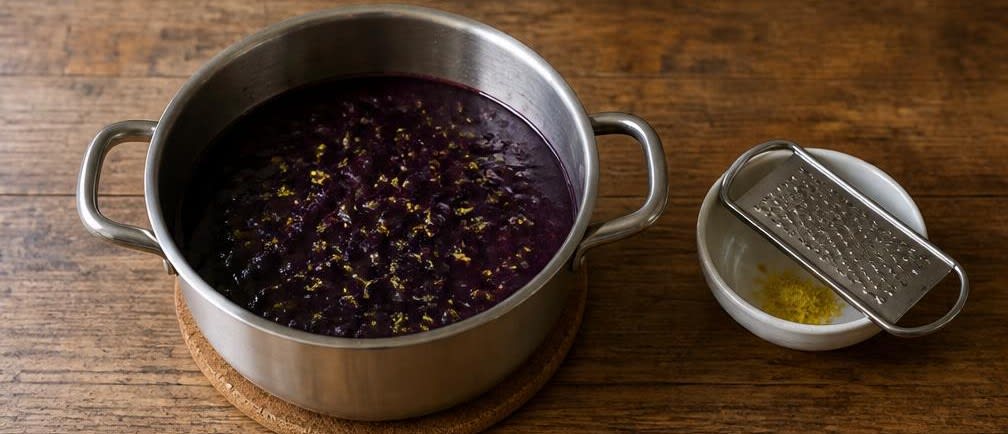Skandinavische Blaubeer-Kaltschale mit gerösteten Mandeln – Zubereitung Schritt für Schritt – Auskühlen lassen