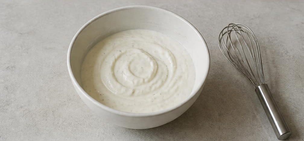 Persisches Granatapfel-Dessert mit Pistazien und Kardamom-Joghurt – Zubereitung Schritt für Schritt – Kardamom-Joghurtcreme herstellen