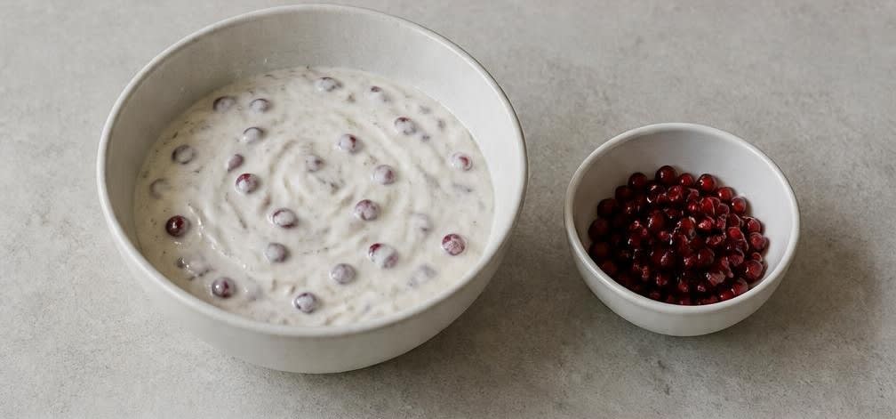 Persisches Granatapfel-Dessert mit Pistazien und Kardamom-Joghurt – Zubereitung Schritt für Schritt – Granatapfelkerne mischen