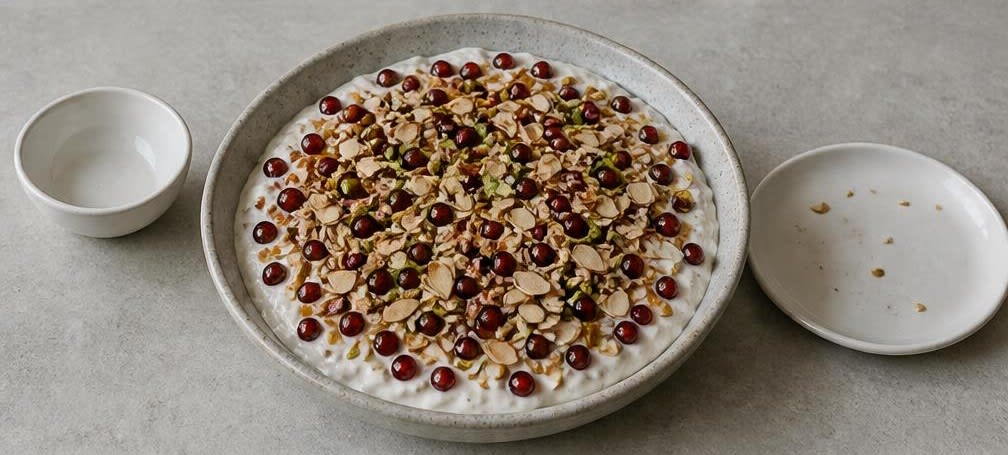 Persisches Granatapfel-Dessert mit Pistazien und Kardamom-Joghurt – Zubereitung Schritt für Schritt – Dessert anrichten