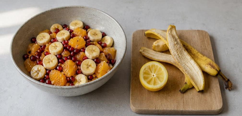 Libanesischer Obstsalat mit Granatapfel und Orangenblütenwasser – Zubereitung Schritt für Schritt – Bananen und Säfte mischen