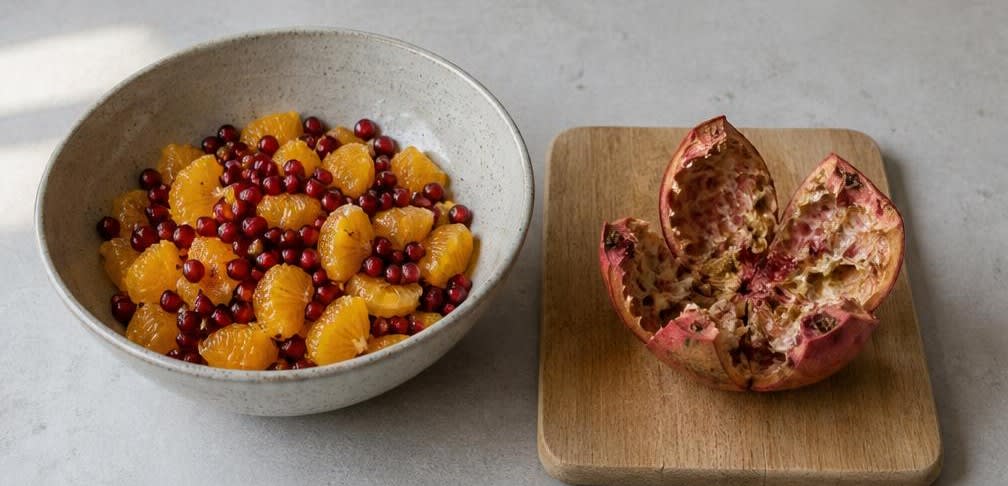 Libanesischer Obstsalat mit Granatapfel und Orangenblütenwasser – Zubereitung Schritt für Schritt – Granatapfelkerne hinzufügen