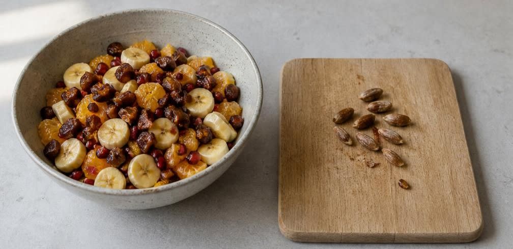 Libanesischer Obstsalat mit Granatapfel und Orangenblütenwasser – Zubereitung Schritt für Schritt – Datteln hinzufügen