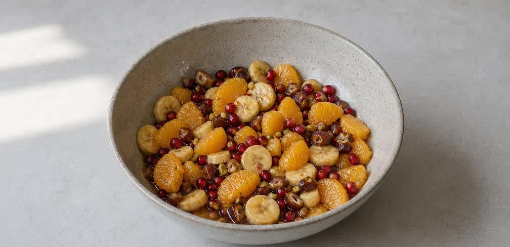 Libanesischer Obstsalat mit Granatapfel und Orangenblütenwasser – Zubereitung Schritt für Schritt – Dressing unterheben