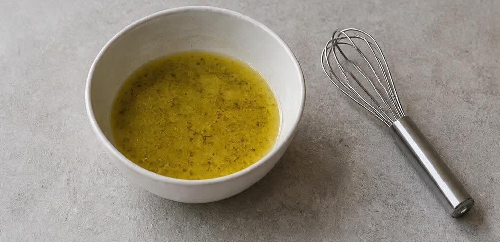 Caprese-Spieße mit Zitronen-Olivenöl-Marinade – Zubereitung Schritt für Schritt – Dressing-Emulsion herstellen