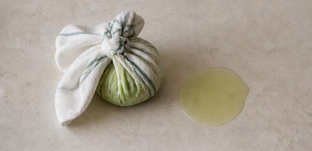 Klassisches Tzatziki mit Gurke und Knoblauch – Zubereitung Schritt für Schritt – Gurke ausdrücken
