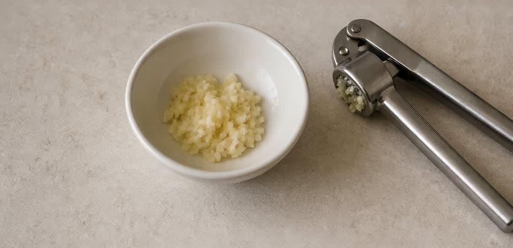 Klassisches Tzatziki mit Gurke und Knoblauch – Zubereitung Schritt für Schritt – Knoblauch vorbereiten